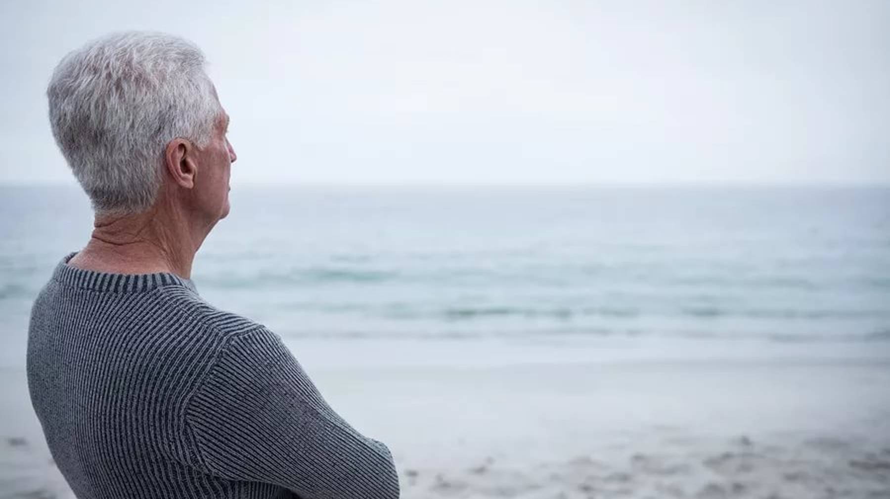Седой мужчина у моря