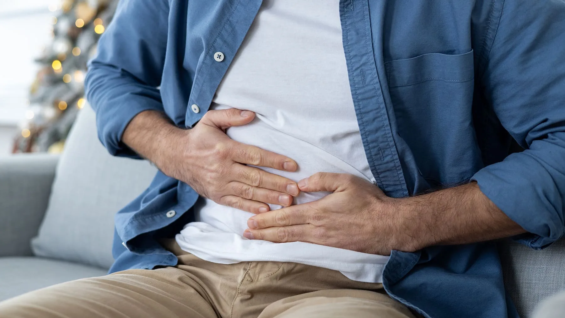 Мужчина держится за живот