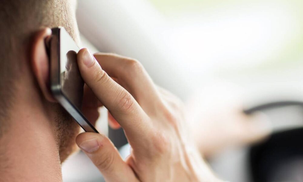 Мужчина звонит