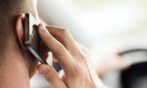 Мужчина звонит