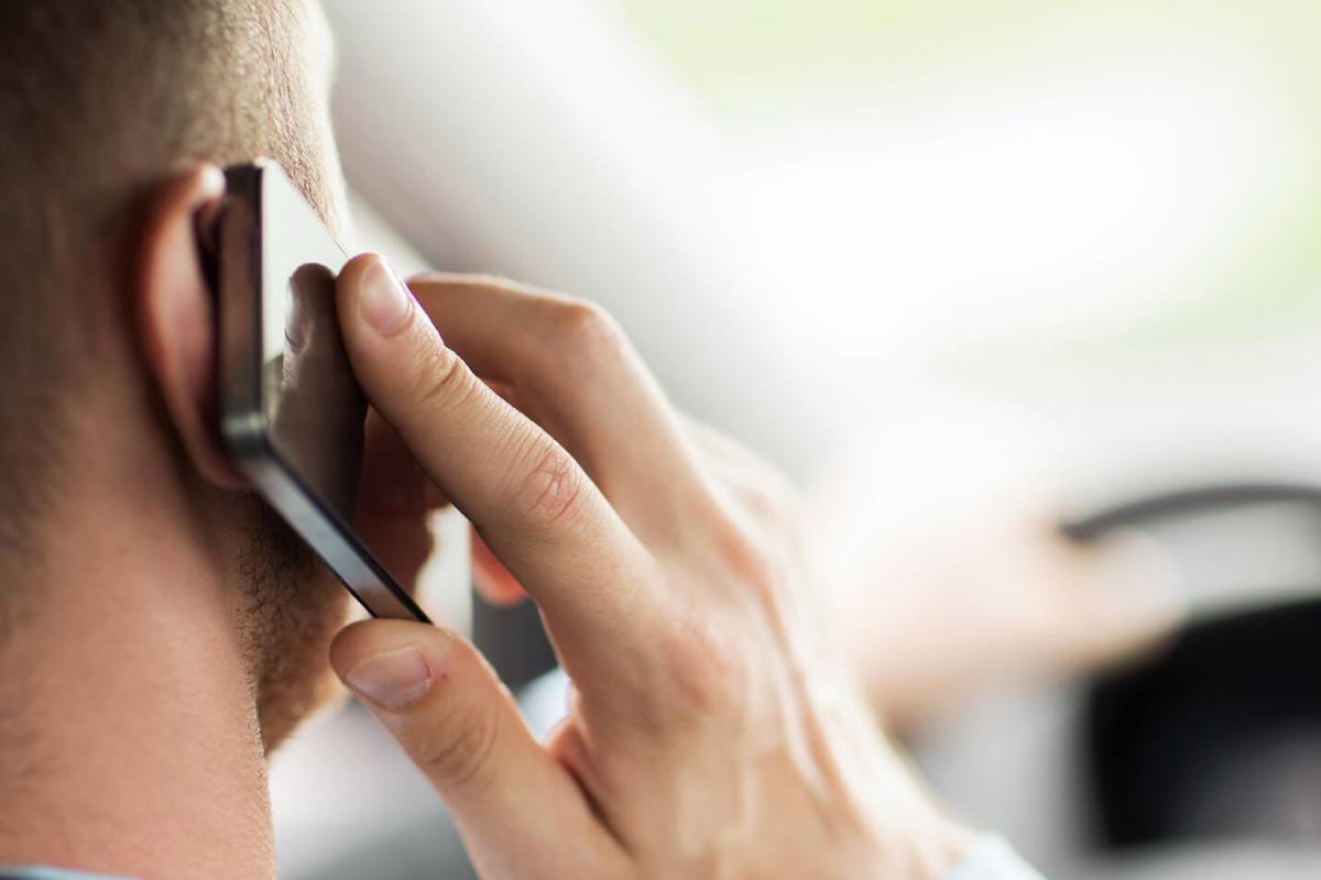 Мужчина звонит