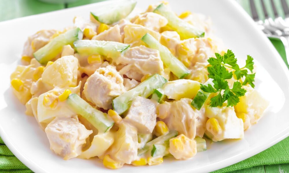 Салат с ананасами