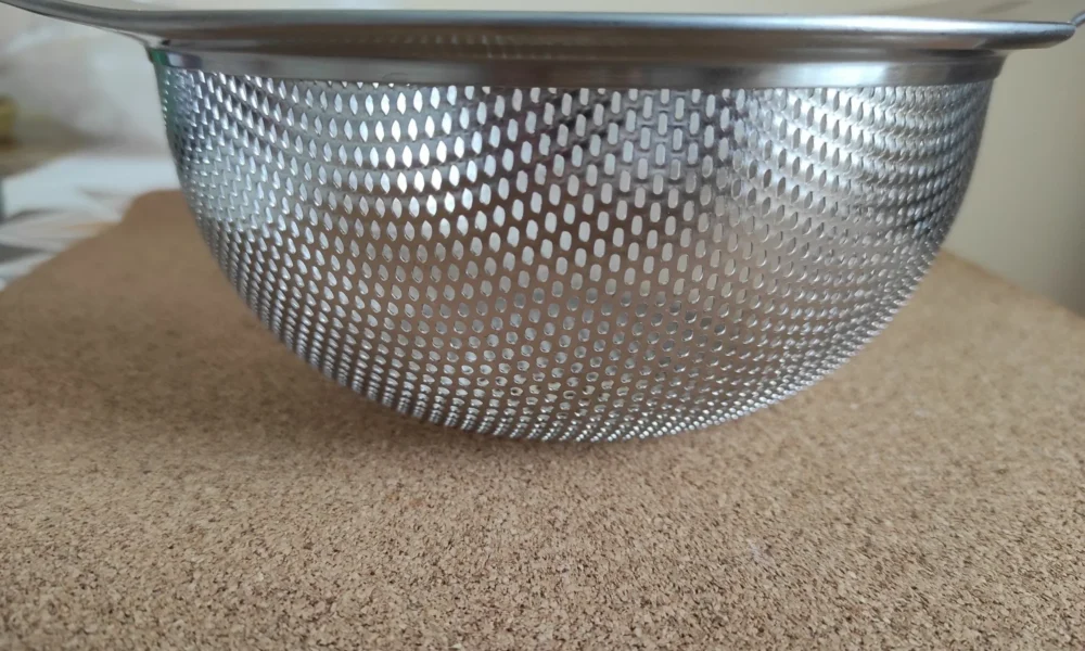 Дуршлаг на столе