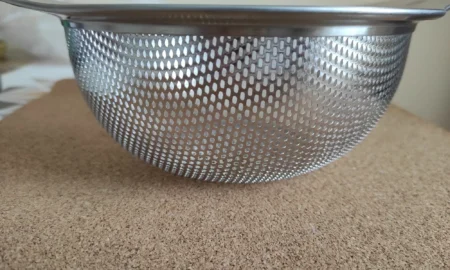 Дуршлаг на столе