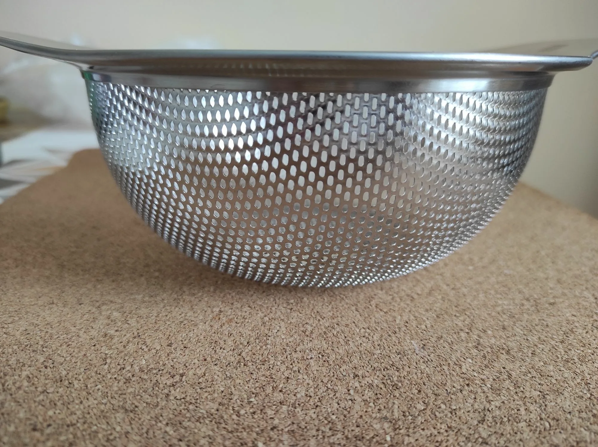 Дуршлаг на столе