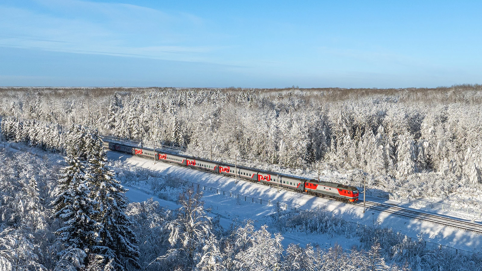 Поезд в снегах