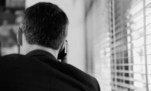 мужчина звонит