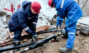 Сотрудники Россетей ремонтируют электросети