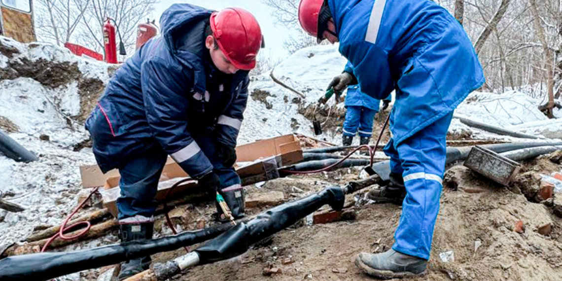 Сотрудники Россетей ремонтируют электросети