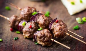 Говядина на шпажках