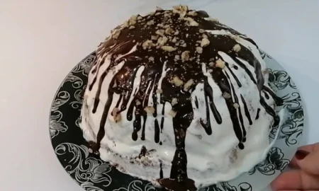 Торт на тарелке