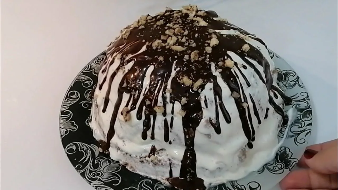 Торт на тарелке