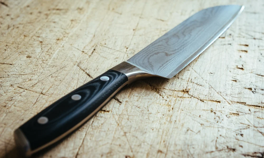 Нож на столе