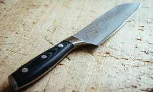 Нож на столе