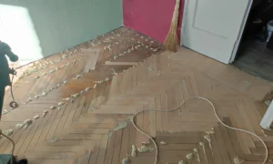 Нанесение лака на пол