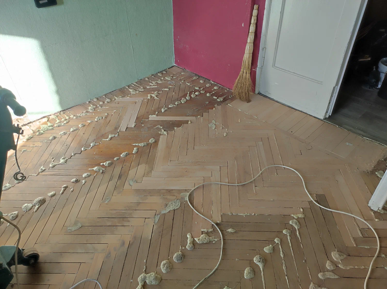 Нанесение лака на пол