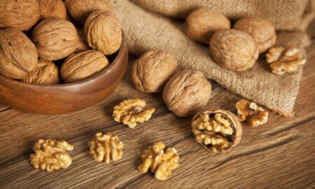 Грецкие орехи на столе