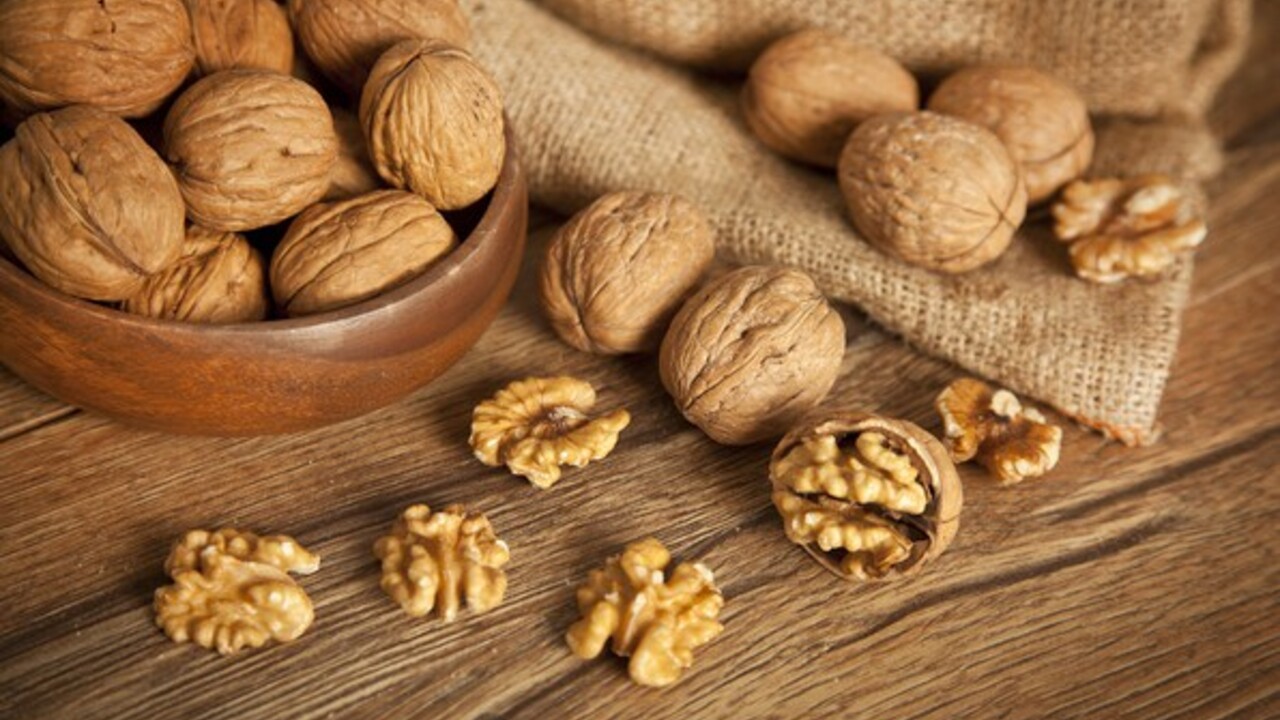 Грецкие орехи на столе
