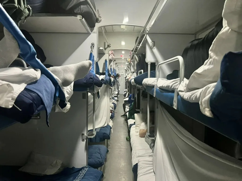 Плацкартный вагон в поезде