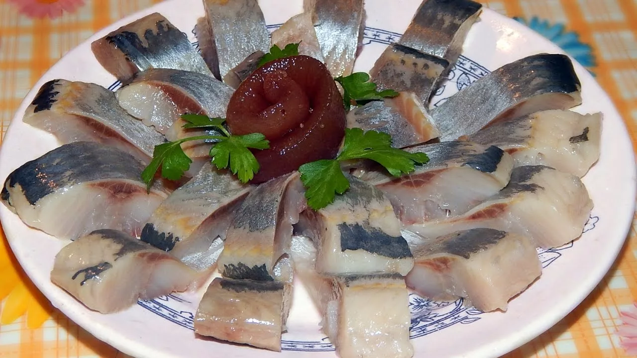 Селёдка кусками на столе