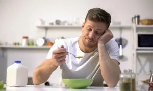 Мужчина завтракает