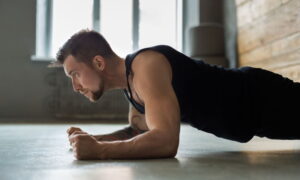 Мужчина держит планку