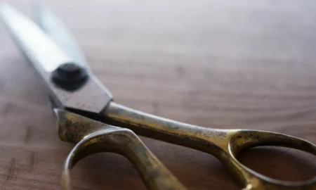 Ножницы на столе