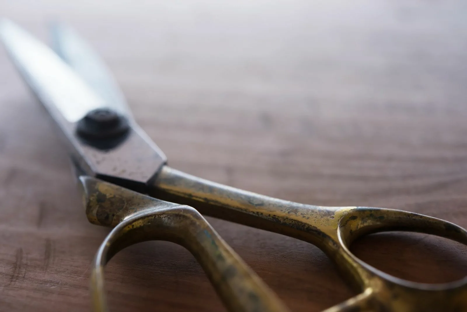 Ножницы на столе