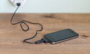 Телефон на подзарядке