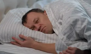 Мужчина не спит