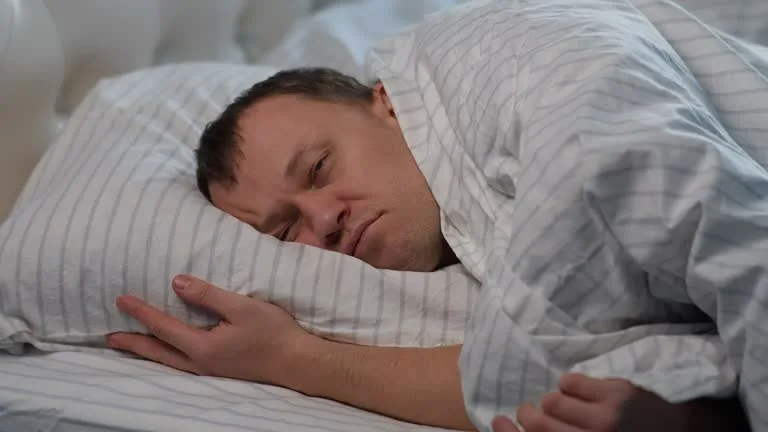 Мужчина не спит