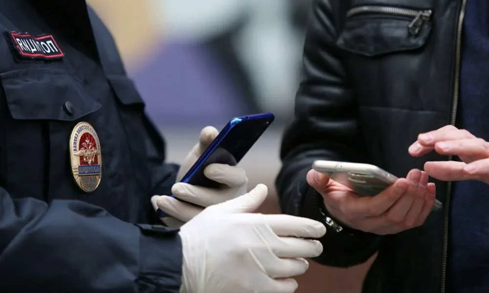 Полицейский держит смартфон