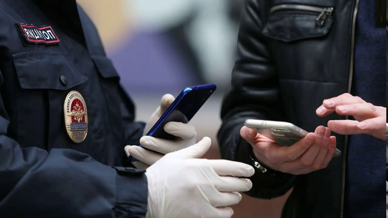 Полицейский держит смартфон