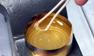 Клей в баночке