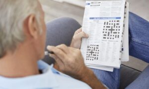 Человек разгадывает кроссворд