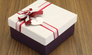 alt подарок в упаковке