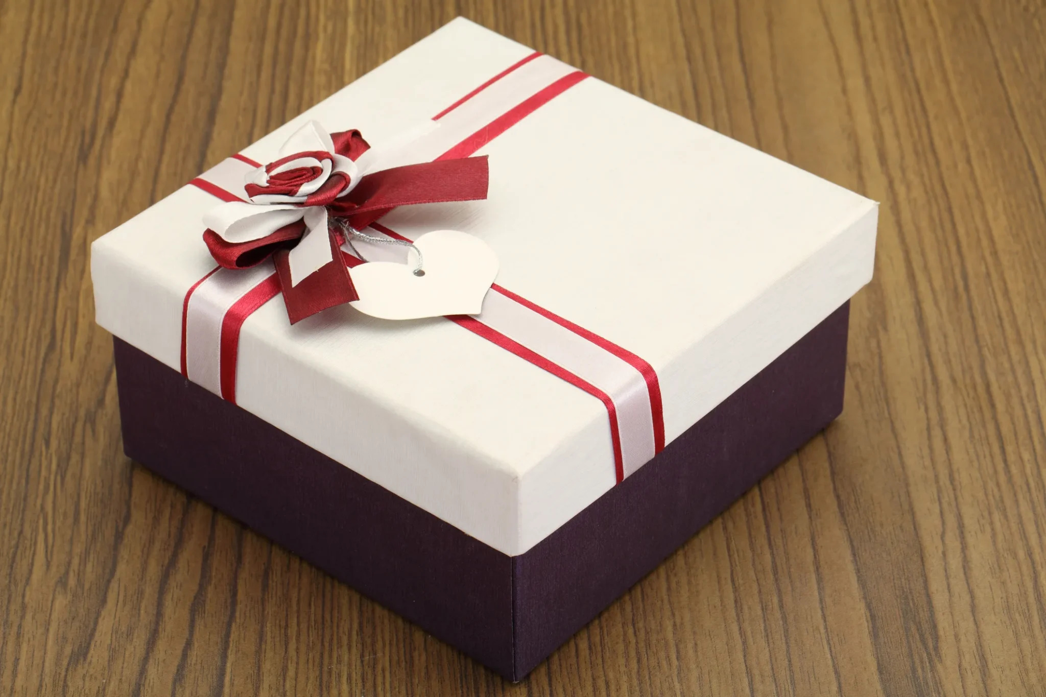 alt подарок в упаковке