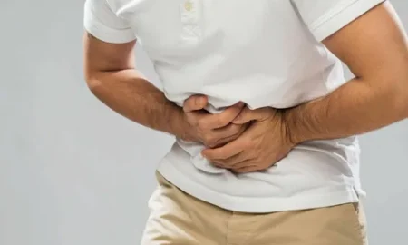 Мужчина держится за живот