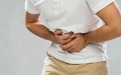 Мужчина держится за живот