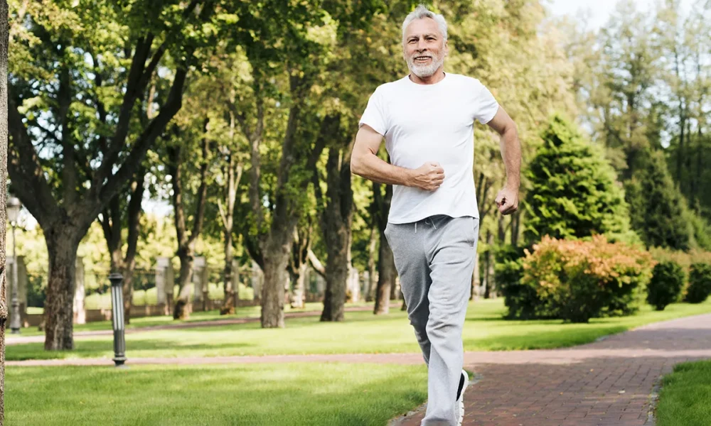 Мужчина занимается ходьбой