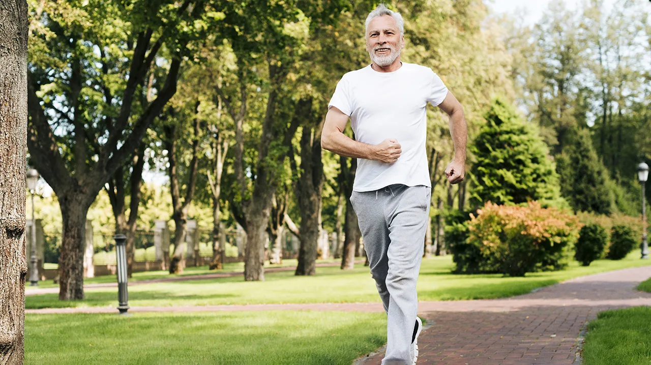 Мужчина занимается ходьбой