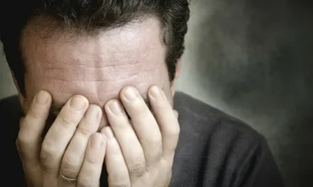 Мужчина с закрытым лицом