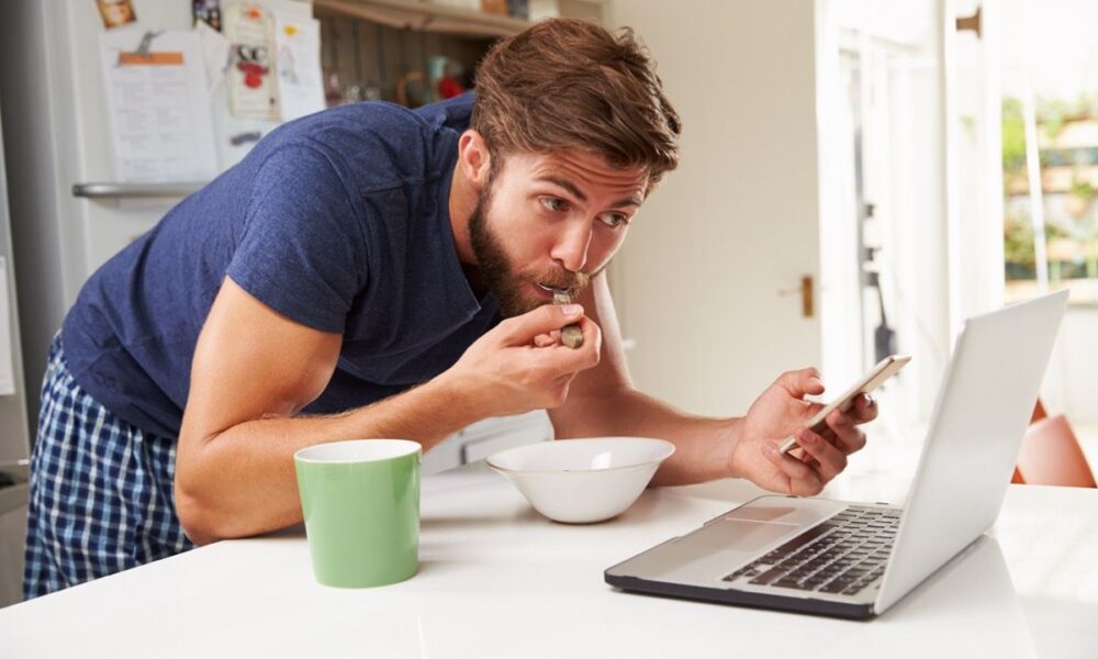 Мужчина ест