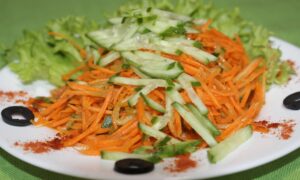 морковный салат с огурцами