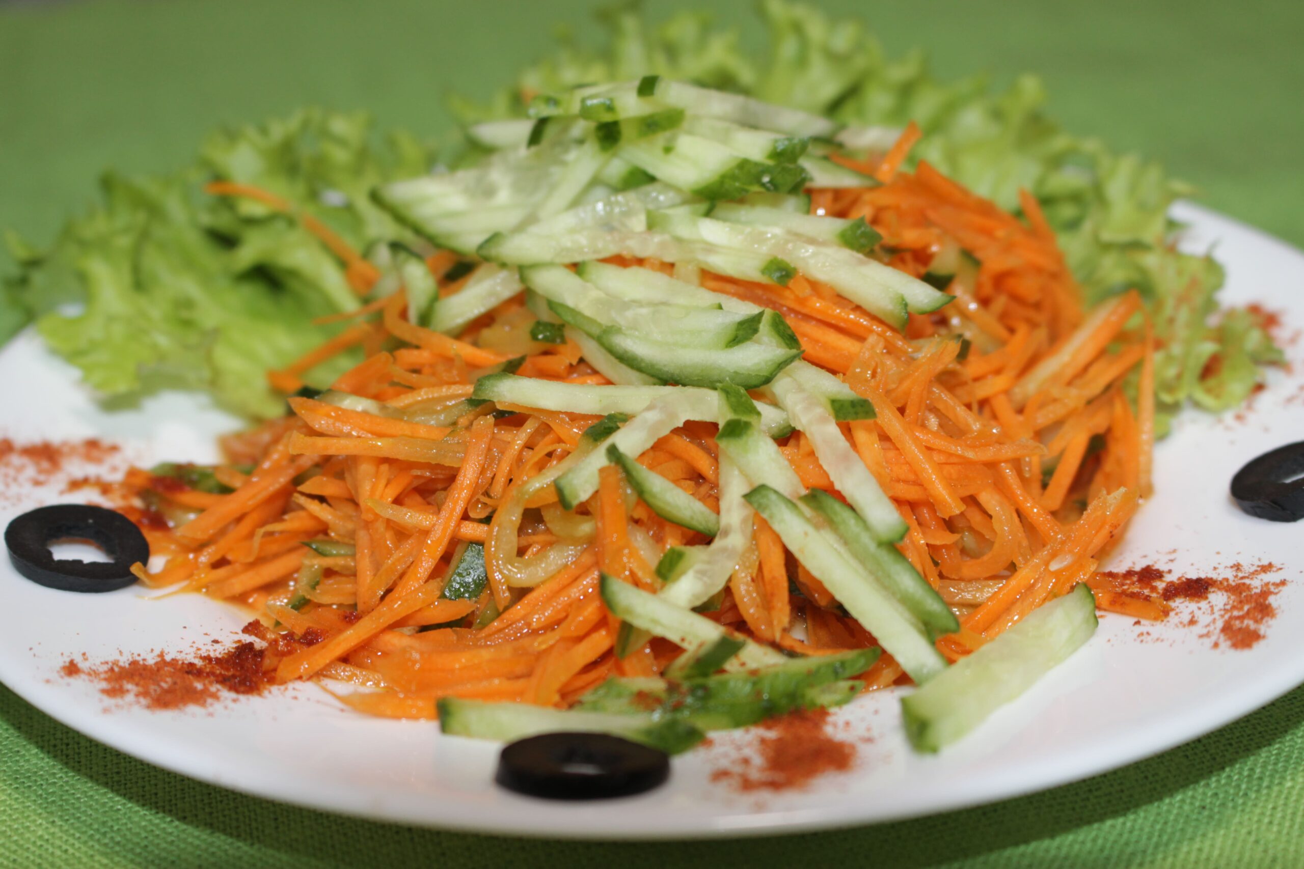 морковный салат с огурцами