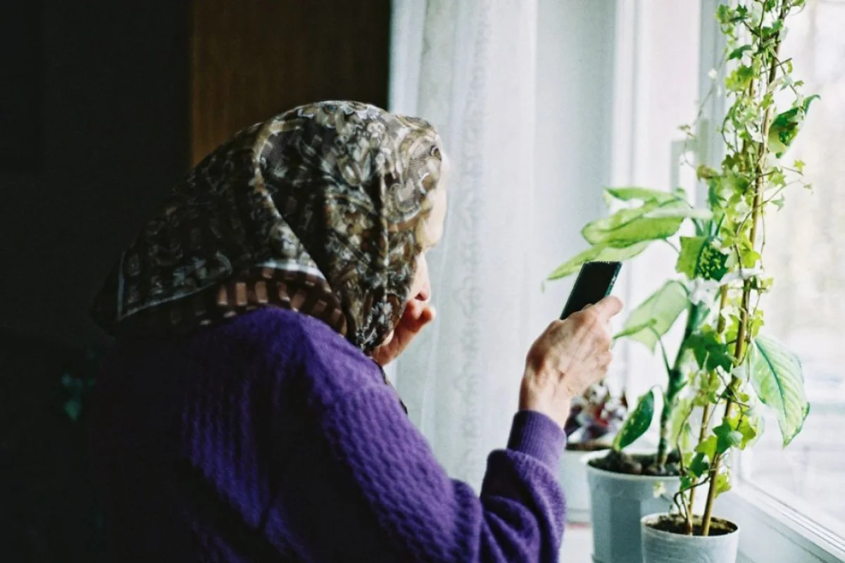 Бабушка у окна