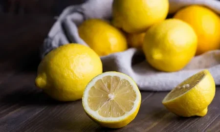 Лимоны на столе