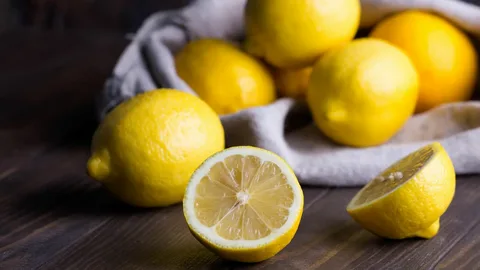 Лимоны на столе