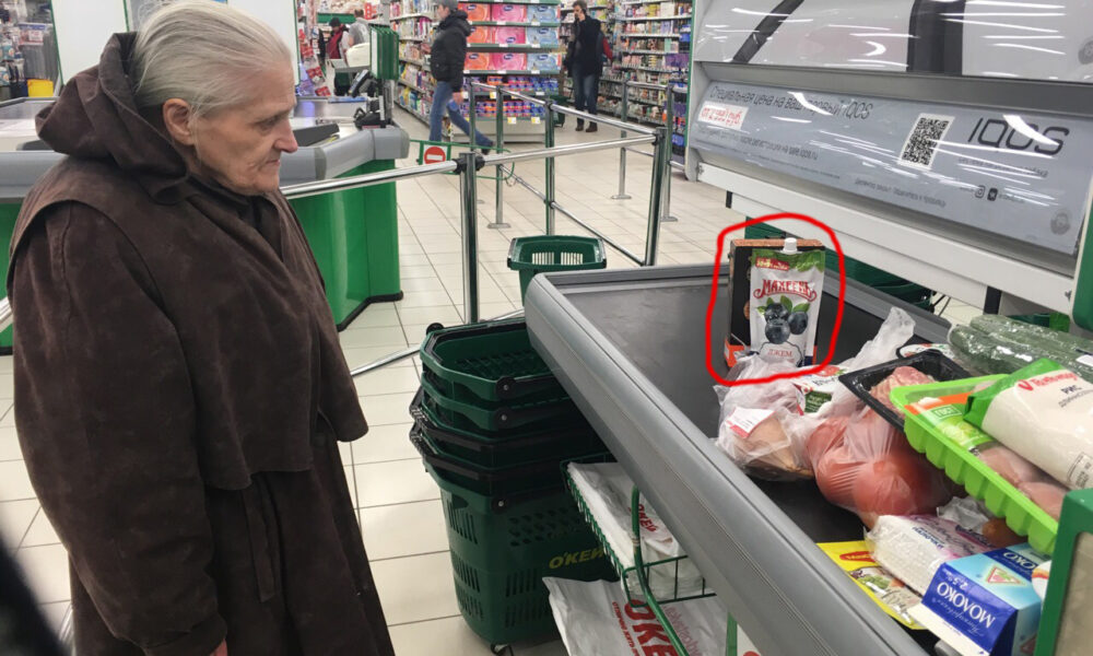 Бабушка на кассе