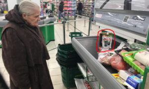 Бабушка на кассе